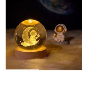 گوی شیشه ای لیزری 10 سانتی - طرح فضانورد روی ماه