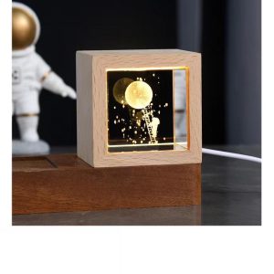 گوی شیشه ای لیزری مکعب طرح ماه و فضانورد - سایز متوسط 6.5x6.5