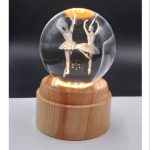 گوی لیزری چرخشی پایه طرح چوب دختران بالرین روی پا