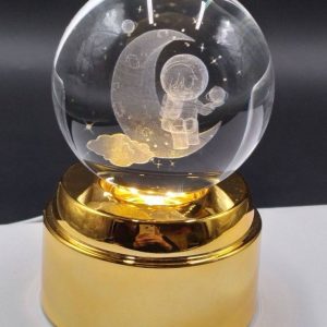 گوی لیزری چرخشی پایه طلای فضانورد نشسته روی ماه