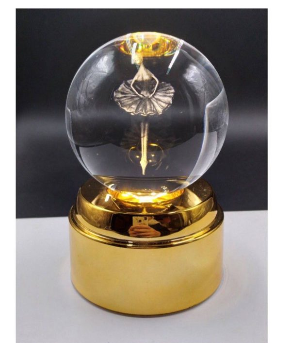 گوی لیزری چرخشی پایه طلایی بالرین روی پا - Image 1