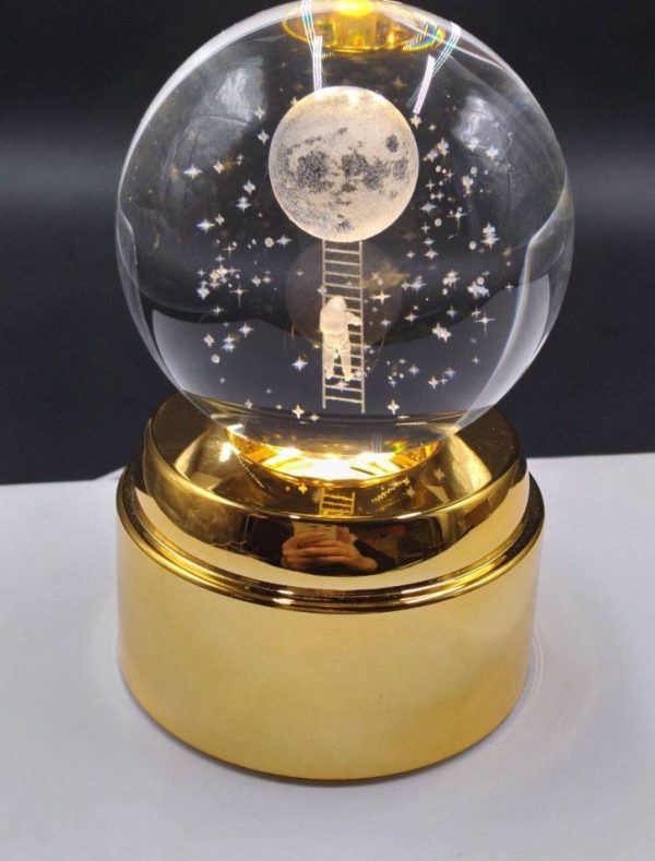 photo_2025-05-11_21-39-54 گوی لیزری چرخشی پایه طلایی فضانورد و نردبان - Image 1