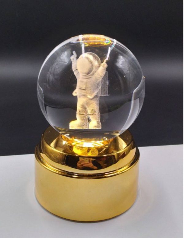 photo_2025-05-11_21-39-59 گوی لیزری چرخشی پایه طلایی فضانورد - Image 1