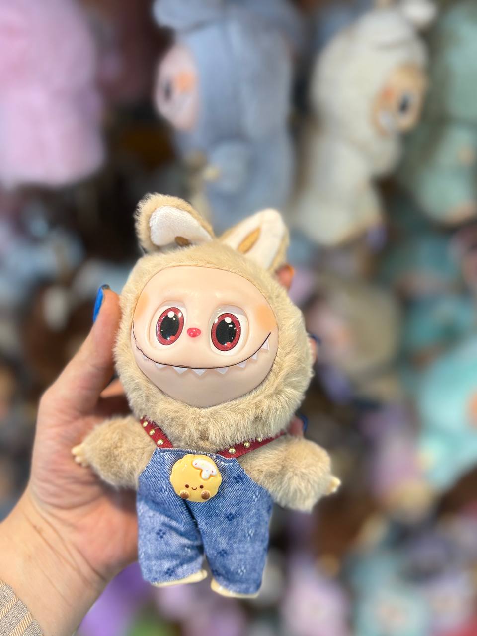 photo_2025-07-21_21-09-11 عروسک لبوبوهای کپی مدل لباس دار - رنگ کرم - تصویر 1