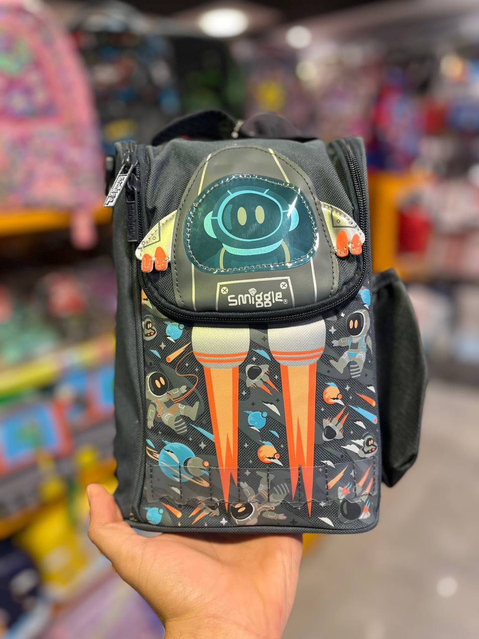 photo_2025-09-24_18-02-26 کیف ظرف غذا اسمیگل طرح ربات فضانورد SMIGGLE 6685 - تصویر 1