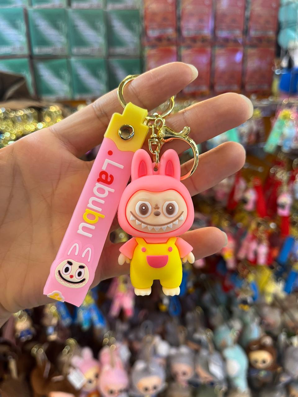 photo_2025-10-05_10-52-16 سر کلیدی لبوبو لباس زرد - تصویر 1