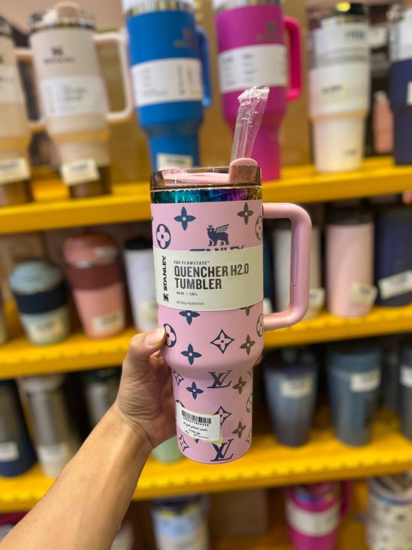 تراول ماگ استنلی(تامبلر) طرح لویی ویتون صورتی 6665 - Image 1