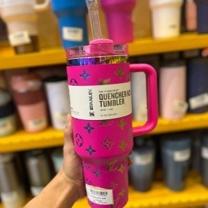 تراول ماگ استنلی(تامبلر) طرح لویی ویتون صورتی 6665