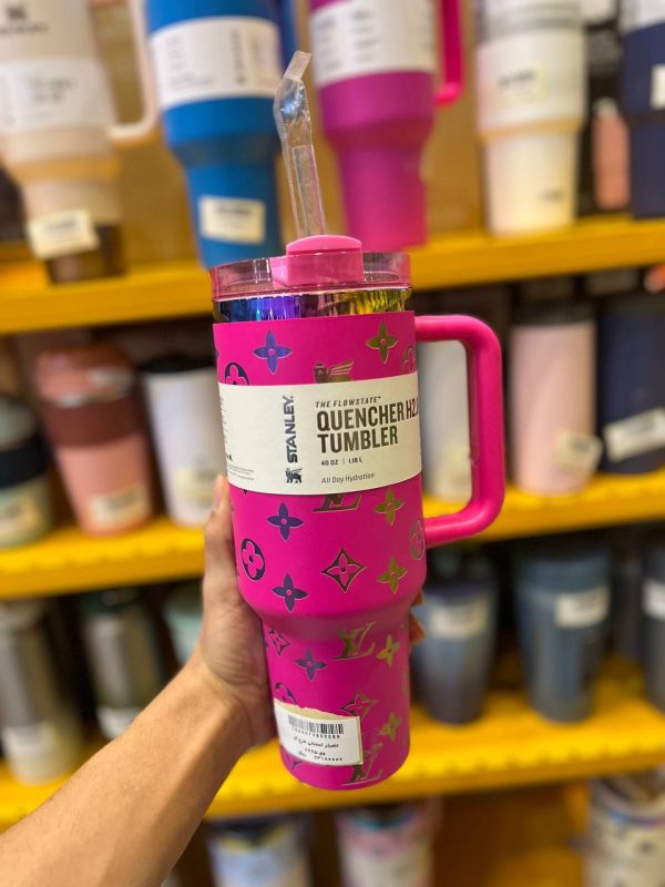 تراول ماگ استنلی(تامبلر) طرح لویی ویتون صورتی 6665 - Image 1