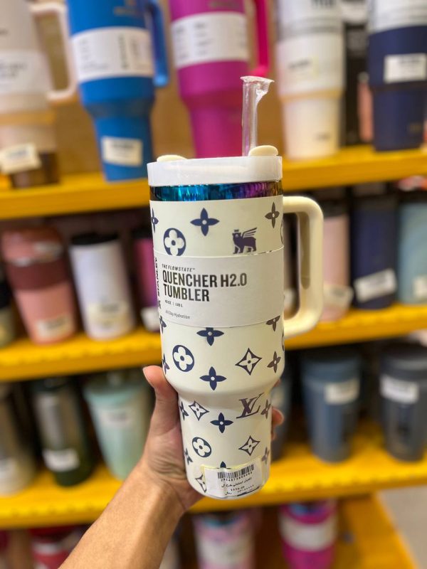 تراول ماگ استنلی(تامبلر) طرح لویی ویتون سفید 6665 - Image 1