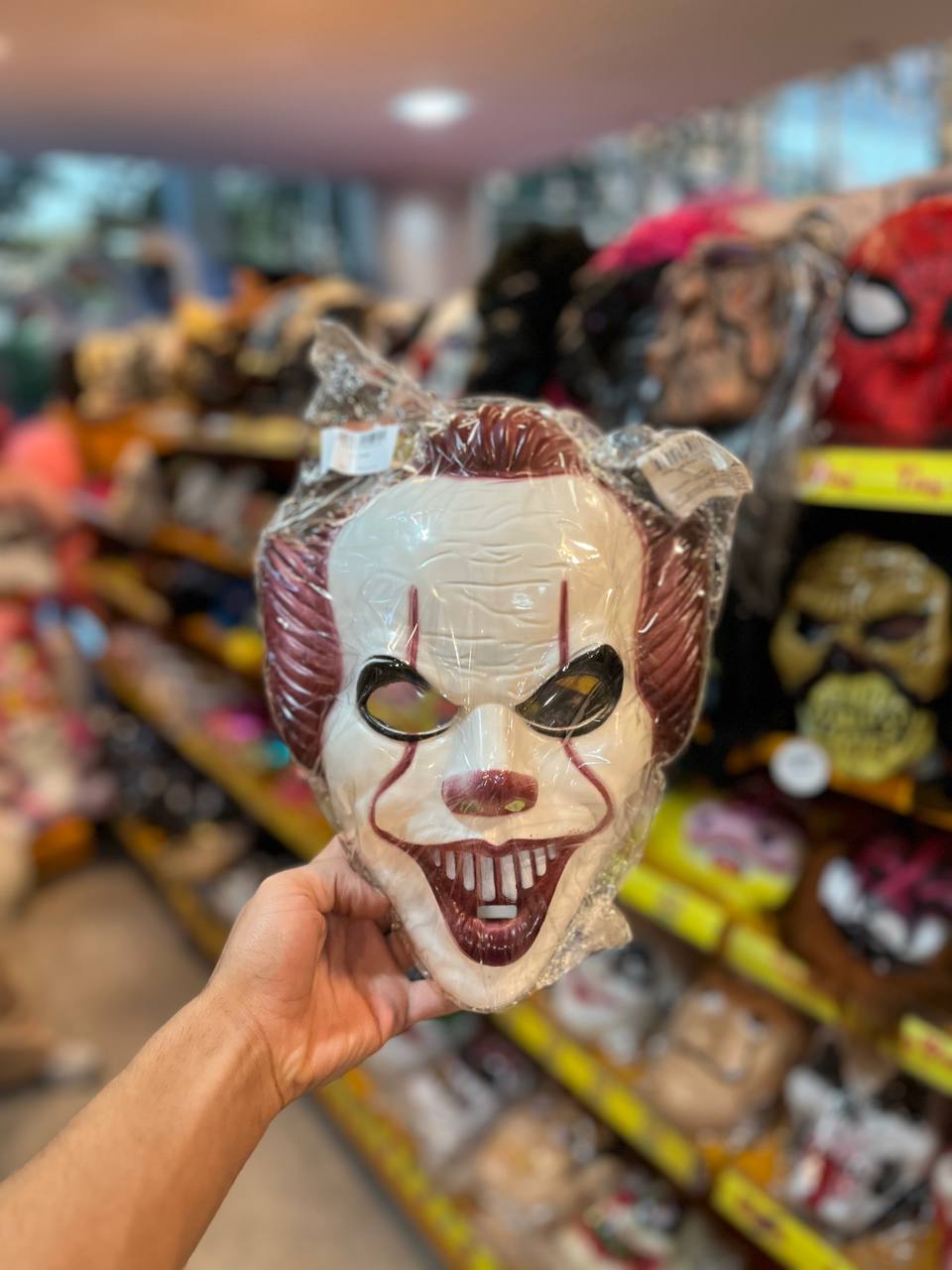 photo_2025-10-22_15-43-30 ماسک هالویین پلاستیکی طرح شخصیت ایت - تصویر 1