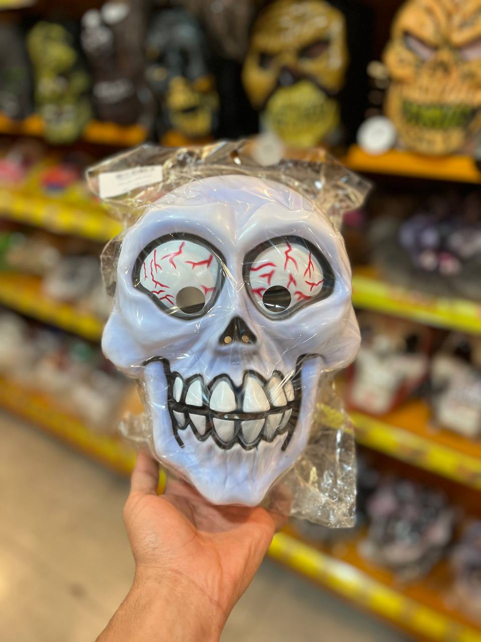 photo_2025-10-22_17-29-20 ماسک هالویین چشم رگی آبی - تصویر 1