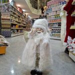 بابا نوئل خندان با کیسه و لباس سفید