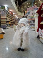 بابا نوئل خندان با کیسه و لباس سفید