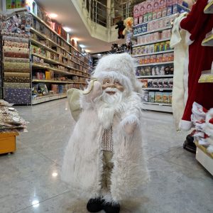 بابا نوئل خندان با کیسه و لباس سفید