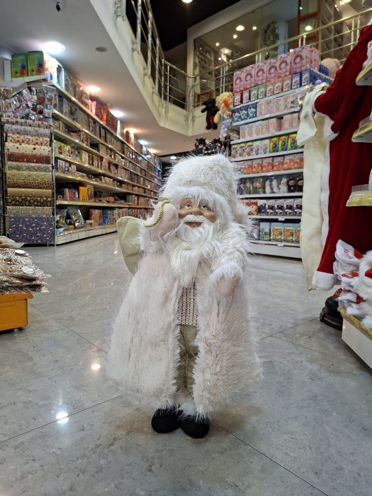 بابا نوئل خندان با کیسه و لباس سفید