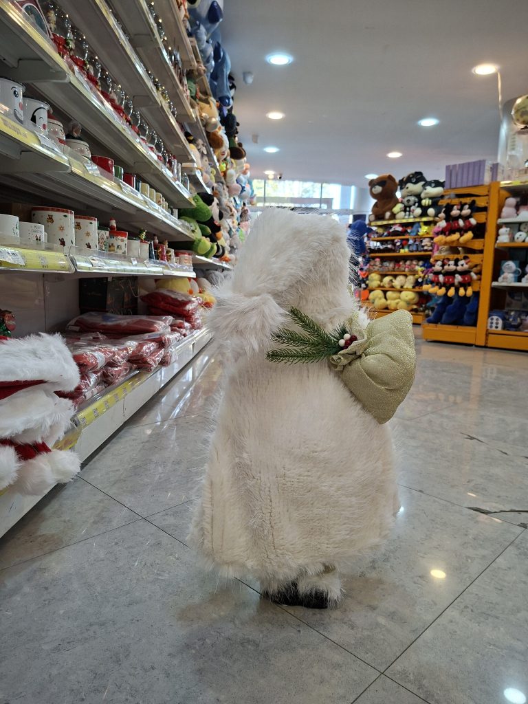 بابا نوئل خندان با کیسه و لباس سفید