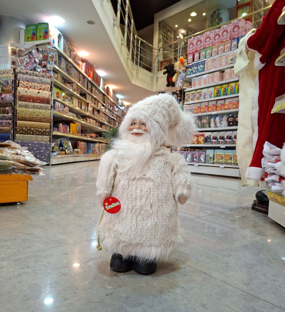 بابا نوئل با لباس مخمل سفید