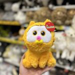 عروسک گارفیلد نشسته