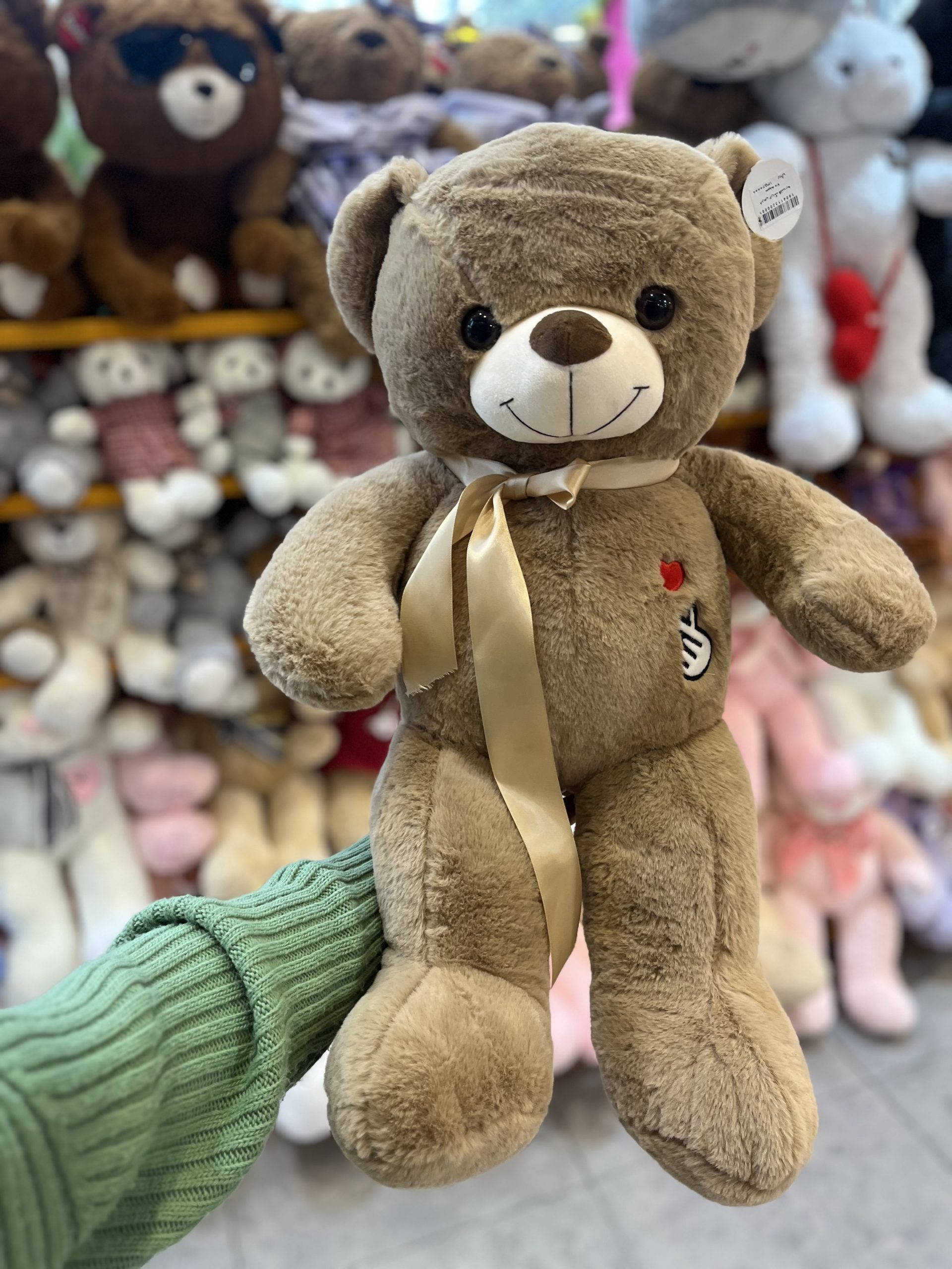 IMG_3290 عروسک خرس قلب به سینه ۷۰ سانت قهوه ای - تصویر 1