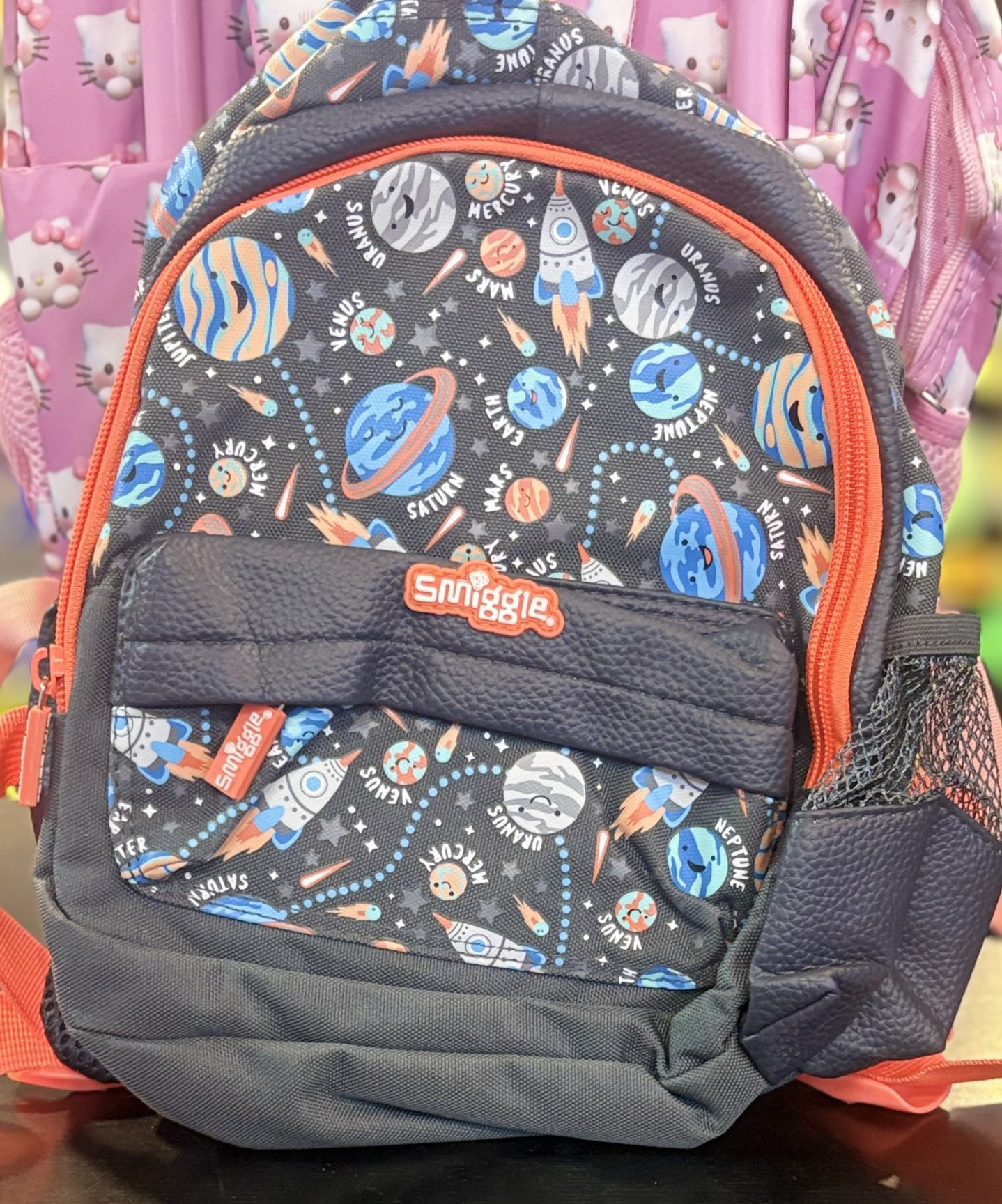 IMG_1592 کوله پشتی اسمیگل طرح سیاره ها- SMIGGLE 6682 - تصویر 1
